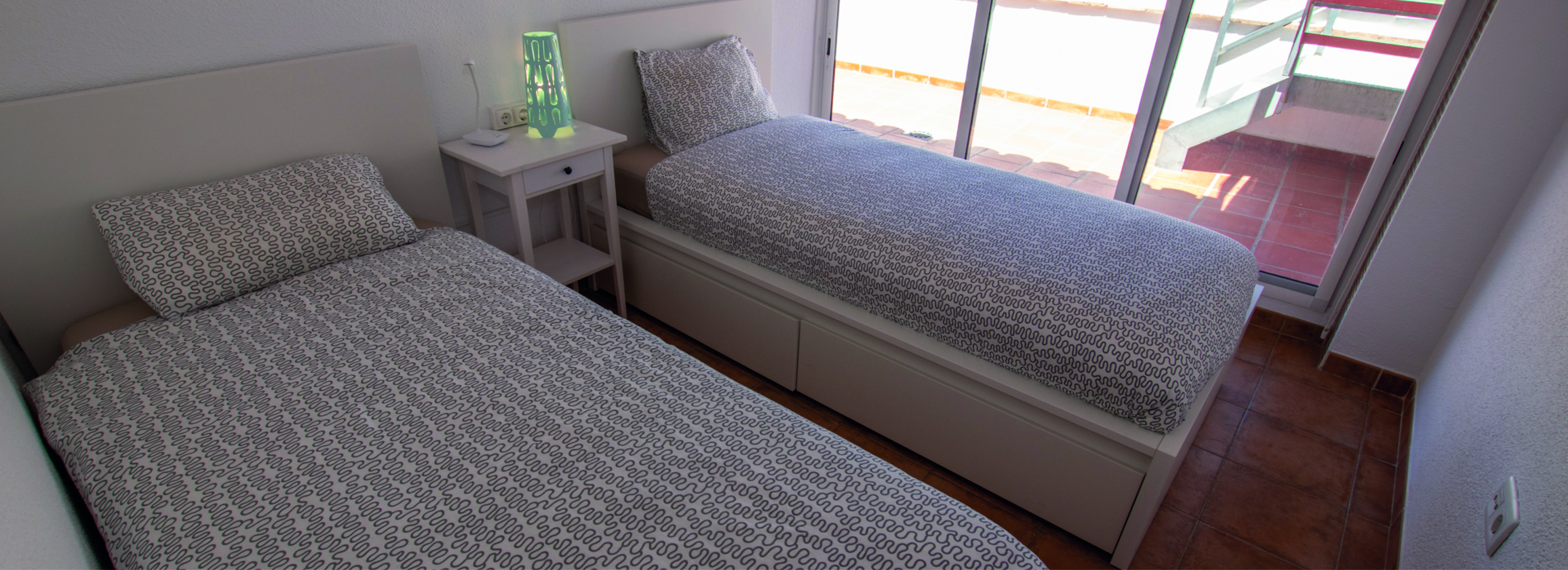 Soverom fra utleie leilighet i Villajoyosa som har to enkeltsenger og utgang til egen balkong