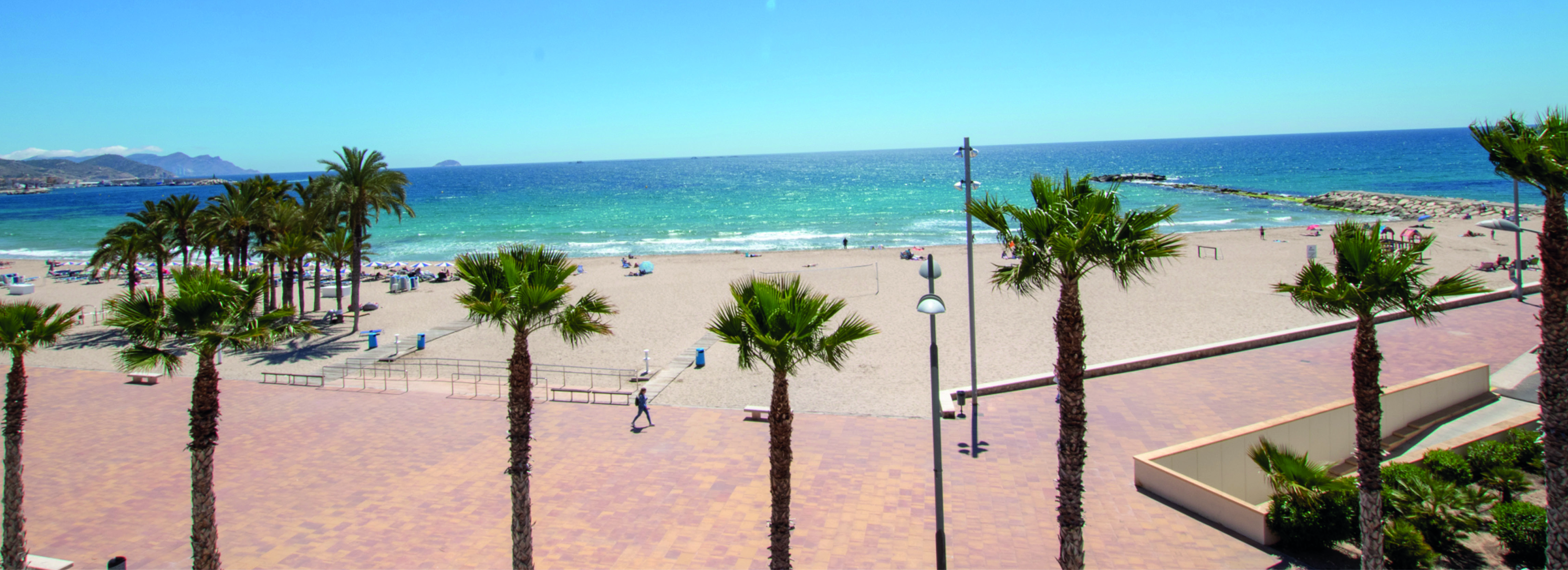 Utsikt mot stand og hav fra leilighet 5 i Villajoyosa