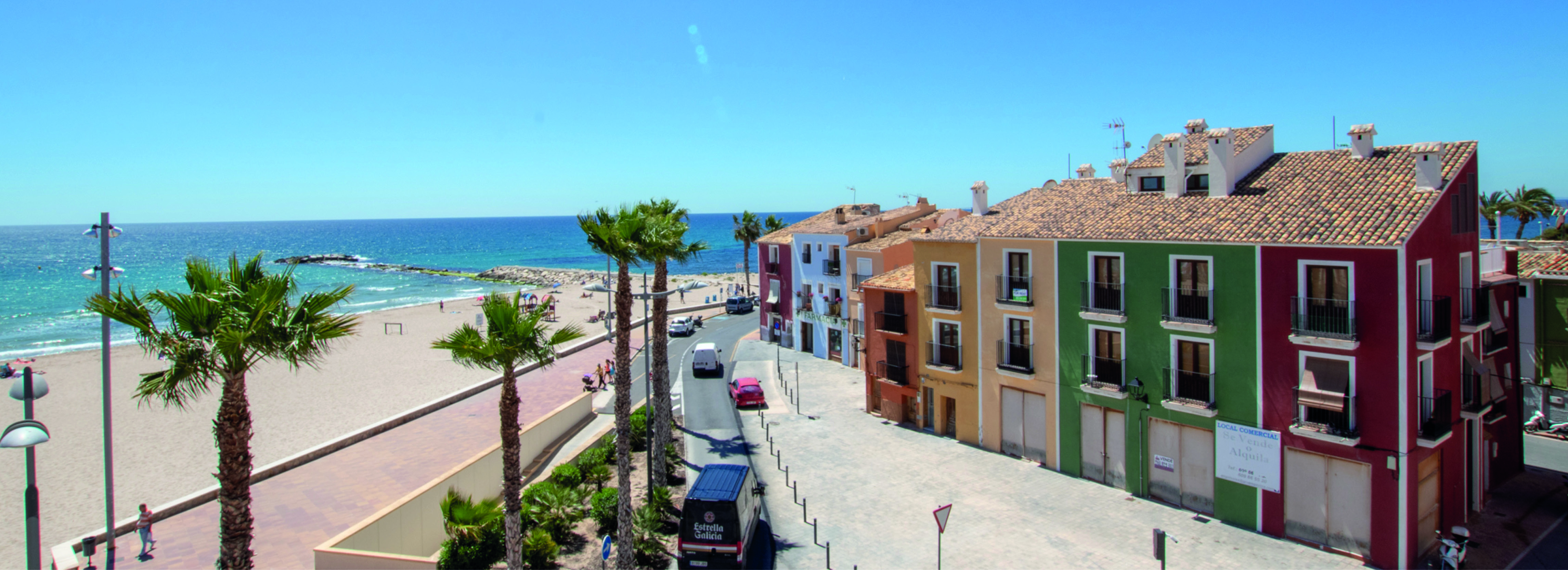 Villajoyosa har fargerike og karakteristiske hus som ligger tett i tett mot strandlinjen